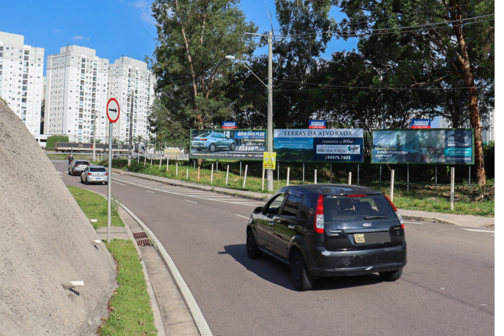 Av. Osmundo dos Santos Pellegrini, ao lado do Viaduto das Valquírias próximo a rotatória da Av. Jundiaí