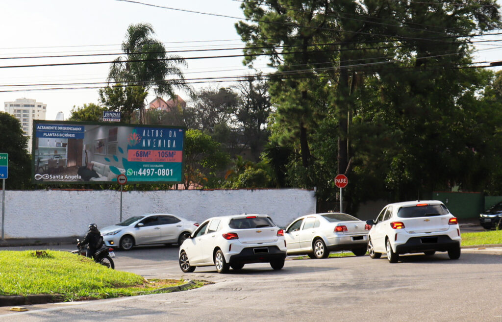 Av. Brasil para com Av. 14 de dezembro (rotatória)