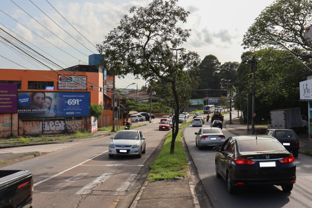 Av. Fernão Dias Paes Leme, ao Lado da academia República Entrada Várzea Paulista