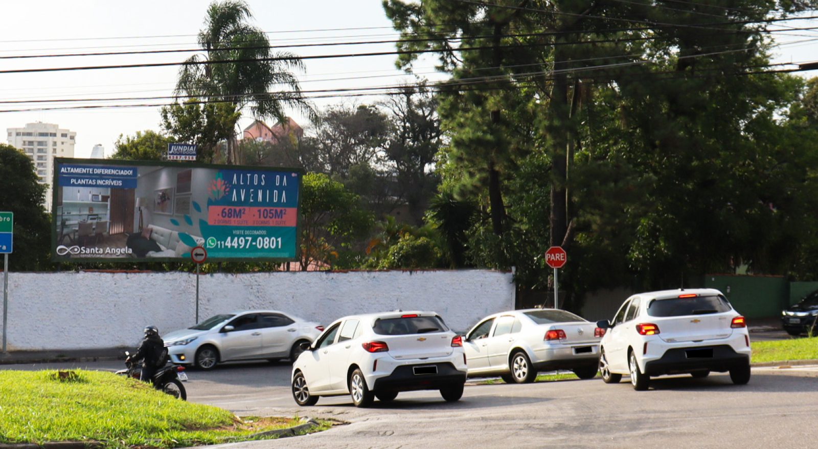 Av. Brasil para com Av. 14 de dezembro (rotatória)