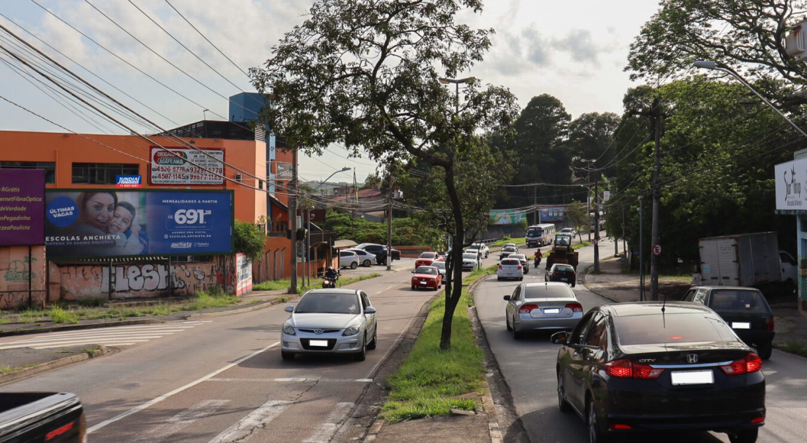 Av. Fernão Dias Paes Leme, ao Lado da academia República Entrada Várzea Paulista